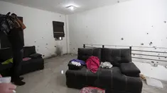 Bekas tembakan tampak disalah satu tembok di rumah persembunyian bandar Narkoba terkenal " El Chapo " Guzman, Sinaloa, Meksiko, (11/1). Petugas kepolisian kembali berhasil menangkap " El Chapo " Guzman dan beberapa anak buahnya. (REUTERS / Edgard Garrido)