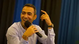 Legenda hidup Inter Milan, Youri Djorkaeff bercerita pengalamannya selama berkostum La Beneamata saat berjumpa peserta Gathering Nasional Inter Club Indonesia di Bali, Jumat (28/8/2015). (Bola.com/Vitalis Yogi Trisna)