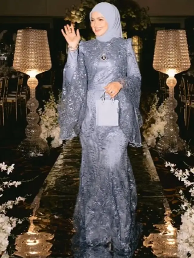 7 Potret Gaun Brokat Siti Nurhaliza di Pernikahan Anak Sambung, Detail Payet Memukau