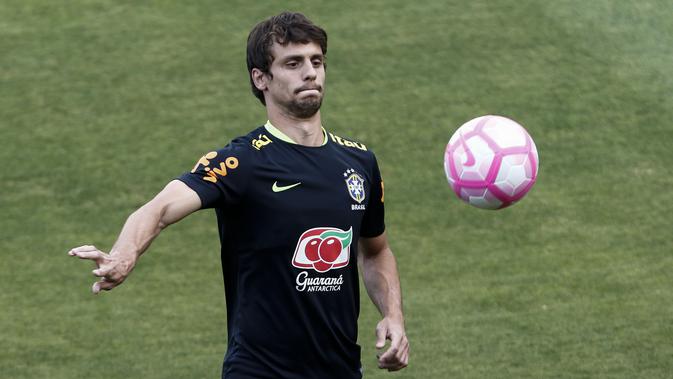 Rodrigo Caio masuk radar AC Milan. (AFP/Miguel Schincariol)
