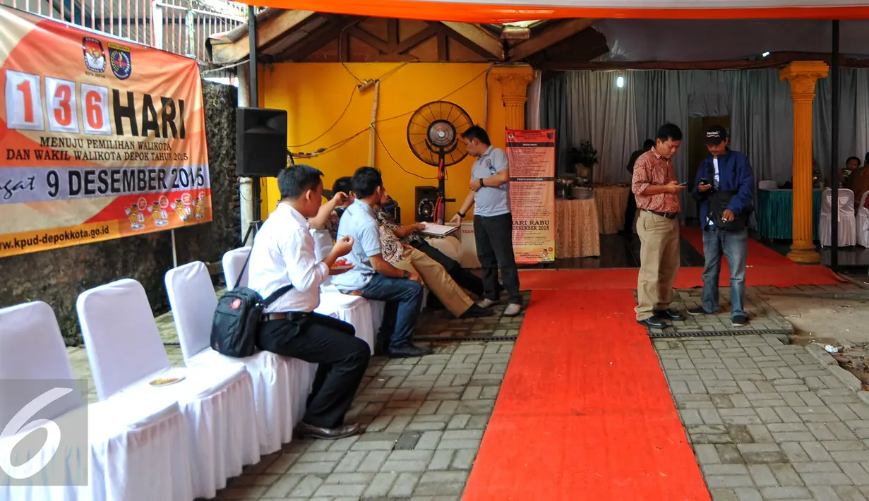 Suasana hari pertama pendaftaran calon Pilkada 2015 di kantor KPU Kota Depok masih terlihat sepi, Jakarta, Minggu (26/7/2015). Diperkirakan para pasangan bakal calon Walikota akan mulai mendaftar diri pada Senin (27/7) besok.(Liputan6.com/Yoppy Renato)