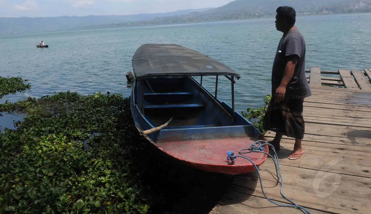 Menuju kuburan ini, wisatawan harus naik jukung (perahu) dari Dermaga Kedisan. (Liputan6.com/Herman Zakharia)
