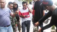 Lele dumbo membuyarkan konsentrasi aparat yang berjaga di DPRD Makassar (Ahmad Yusran/ Liputan6.com)