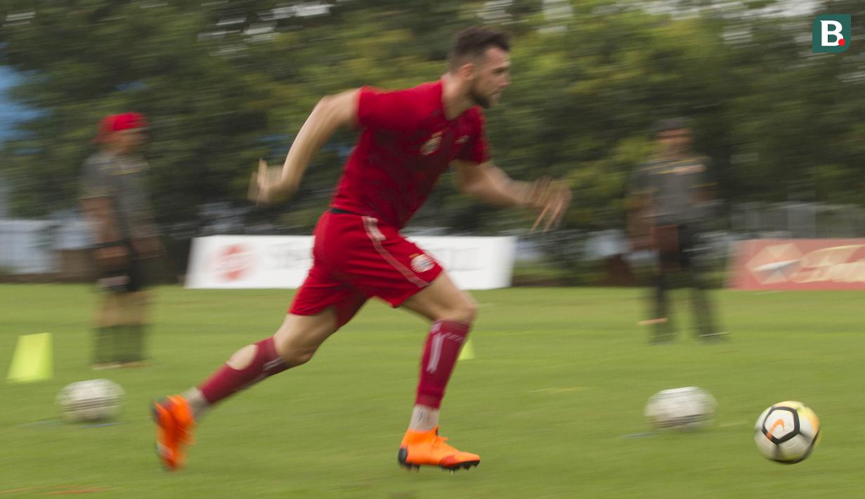 Striker Persija Jakarta, Marko Simic melakukan sprint saat latihan di Lapangan Sutasoma, Jakarta, Senin (12/3/2018). Persija berlatih jelang laga Piala AFC melawan Song Lam Nghe An. (Bola.com/Asprilla Dwi Adha)