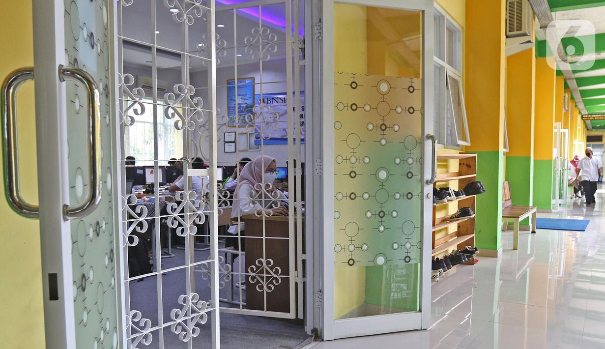 Suasana di SMKN 51, Jakarta, Rabu (7/4/2021). Para murid diwajibakan membawa makanan sendiri  dan mengikuti syarat & panduan sekolah tatap muka seperti membuka pintu dan jendela.(Liputan6.com/Herman Zakharia)