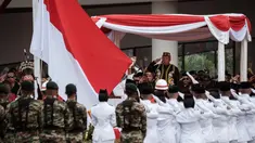 Kepala Otoritas Ibu Kota Nusantara, Basuki Hadimuljono saat memimpin upacara pengibaran bendera nasional selama upacara peringatan HUT ke-80 Kemerdekaan Indonesia di Plaza Upacara di Ibu Kota Nusantara, Kalimantan Timur, pada 17 Agustus 2025. (Yasuyoshi CHIBA/AFP)