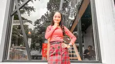 Safira Inema kini menjelma menjadi penyanyi dangdut yang namanya semakin dikenal luas oleh publik. Selain lagu-lagunya yang enak didengar, Safira Inema penampilannya juga selalu berhasil mencuri perhatian. Seperti saat ia tampil mengenakan outfit pink. (Liputan6.com/IG/@safirainema_)