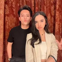 Gaya couple seperti ini cocok dijadikan inspirasi untuk pasangan yang ingin terlihat kompak tanpa harus mengenakan outfit kembar,  [@lyodraginting].