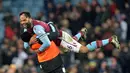 Bek Aston Villa, Joleon Lescott, merayakan kemenangan atas Crystal Palace pada laga Liga Premier Inggris di Stadion Villa Park, Inggris, Selasa (12/1/2016). Aston Villa berhasil menang 1-0. (AFP/Paul Ellis)