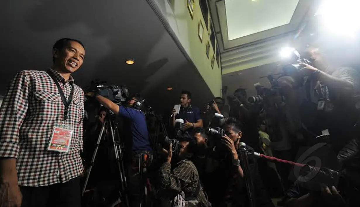 Minggu (01/06/14) Jokowi memasuki Gedung KPU untuk mengambil nomor urut dalam pilpres mendatang (Liputan6.com/Herman Zakharia)