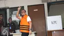 Andi Taufan Tiro berpose usai menggunakan hak suaranya di TPS 19 Kelurahan Karet (khusus), di Gedung KPK, Jakarta, Rabu (15/2). (Liputan6.com/Helmi Affandi)