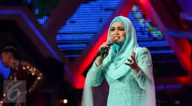 Penyanyi Siti Nurhaliza saat tampil di acara Golden Memories International, Jakarta, Kamis (12/1). Siti Nurhaliza tampil cantik dengan busana bernuansa biru. (Liputan6.com/Yoppy Renato)