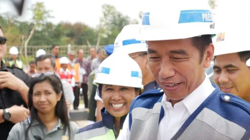 Presiden Joko Widodo (Jokowi) meresmikan jalan tol Pejagan-Pemalang seksi III dan IV di Tegal, Jawa Tengah, Jumat (9/11/2018).