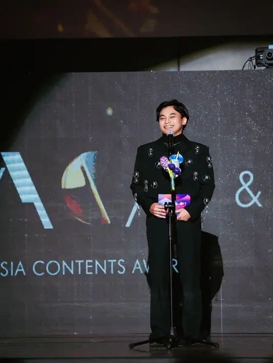 Dulu dikenal berkat sinetron anak, kini Madun bertransformasi jadi artis jago drama di film-film terbarunya. Namanya kini melanglang buana mengiringi potretnya yang makin ganteng. (Liputan6.com/IG/@mahardikayusuf)