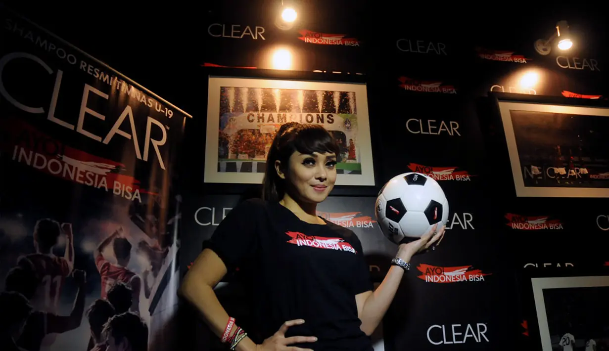 Salah satu pose presenter cantik, Terry Putri, usai menghadiri konferensi pers Ayo Indonesia Bisa yang diselenggarakan Brand Shampo anti ketombe, Clear, (14/8/2014). (Liputan6.com/Helmi Fithriansyah)