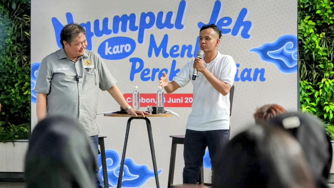 Menteri Koordinator Bidang Perekonomian Airlangga Hartarto saat berbincang santai menyapa para alumni Program Kartu Prakerja dalam kunjungan kerja di Cirebon, Jawa Barat, Jumat (16/6/2023). (Dok Kemenko Perekonomian)