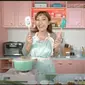 Menengok Desain Baru Dapur di Rumah Ayu Dewi, Serba Pink dan Pastel. foto: Youtube 'MrsAyuDewi'