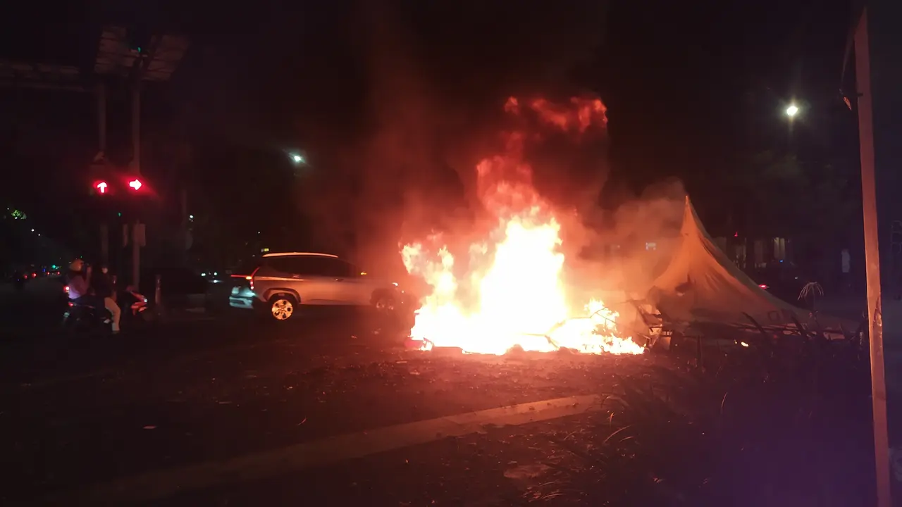 Salah satu tenda polisi di Jalan Raya Darmo Surabaya, dibakar massa. Lokasi ini dekat dengan Rumah Dinas (Rumdis) Kapolda Jawa Timur dan Pangdam V Brawijaya Surabaya.