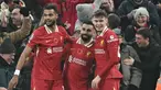 Pemain Liverpool, Mohamed Salah (tengah) merayakan golnya dengan rekan setimnya saat pertandingan sepak bola Liga Premier Inggris melawan Aston Villa di Stadion Anfield di Liverpool, pada Sabtu 9 November 2024 waktu setempat atau Minggu 10 November 2024 dini hari WIB. (Paul ELLIS/AFP)