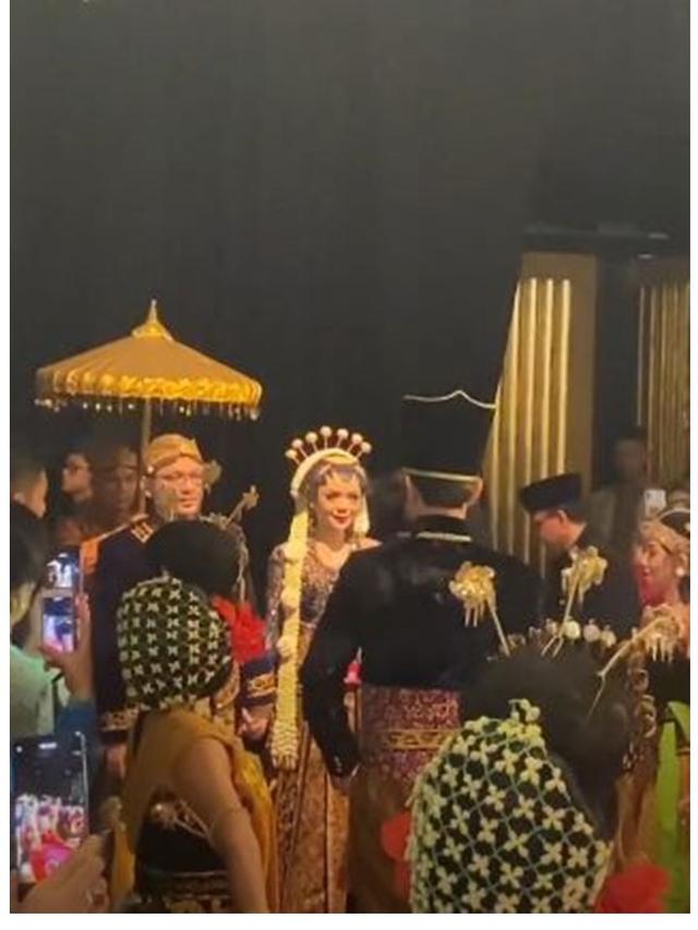 Usai akad nikah, keduanya menggelar resepsi pernikahan dengan adat Jawa. Saat masuk, pengantin diiringi oleh penari dan lantunan musik Jawa.