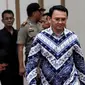 Basuki Tjahaja Purnama atau Ahok berjalan menuju kursi terdakwa di ruang persidangan Kementerin Pertanian (Kementan), Jakarta, Selasa (9/5). Ahok menghadapi sidang vonis kasus dugaan penodaan agama hari ini. (Liputan6.com/Kurniawan Mas'ud/pool)