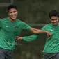 Pemain Timnas Indonesia, Fachrudin Aryanto bercanda dengan Septian David, saat berlatih di Lapangan SPH Karawaci, Banten, Sabtu (10/6/2017). Latihan ini merupakan persiapan jelang laga persahabatan melawan Puerto Rico. (Bola.com/Vitalis Yogi Trisna)