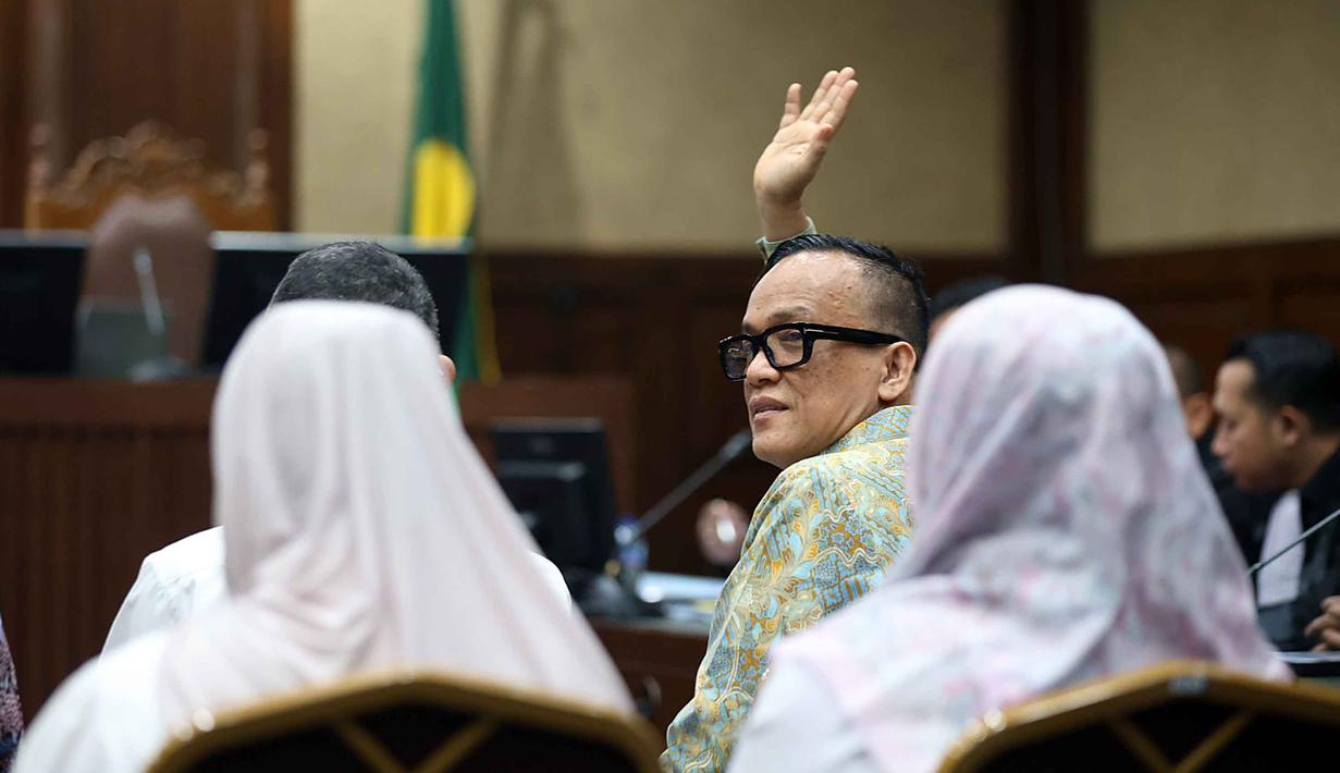 Tersangka kasus dugaan pemerasan dalam pengurusan sertifikat K3 di Kementerian Ketenagakerjaan yang juga mantan Wakil Menteri Ketenagakerjaan (Wamenaker), Immanuel Ebenezer Gerungan (Noel) mengangkat tangan sesaat sebelum persidangan di Pengadilan Tindak Pidana Korupsi (Tipikor) Jakarta pada Pengadilan Negeri Jakarta Pusat, Senin (19/1/2026). Hari ini, Senin (19/1/2026), mantan Wakil Menteri Ketenagakerjaan (Wamenaker), Immanuel Ebenezer Gerungan atau biasa dikenal dengan panggilan Noel menjalani sidang perdana terkait kasus dugaan pemerasan dalam pengurusan sertifikat K3 di Kementerian Ketenagakerjaan. (Kapanlagi.com/Budy Santoso)