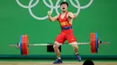 Lifter Tiongkok Long Qingquan bersorak setelah berhasil mengangkat beban pada cabang angkat besi putra selama Olimpiade Rio 2016, Minggu (7/8). Long mencetak rekornya pada cabang angkat besi kelas 56 kg dengan total angkatan 307 kg. (REUTERS/Stoyan Nenov)