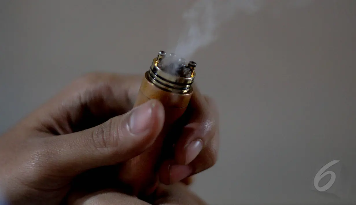 Setelah dilakukan kajian di Kemenkes, rokok elektrik dinilai sangat berbahaya karena memiliki efek ketergantungan, Jakarta, Selasa (19/05/2015). (Liputan6.com/Faizal Fanani)