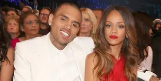 Rihanna, si penyanyi bertubuh mungil yang selama ini kisah cintanya selalu menjadi sorotan masyarakat. Baru dikabarkan akan segera menikah dengan pengusaha Hassan Jameel, kini keluarganya meminta ia kembali ke Chris Brown. (AFP/Christopher Polk)