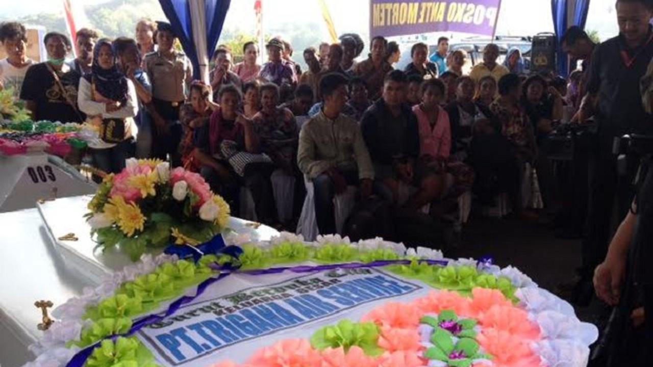 4 Jenazah Diserahkan kepada Trigana Air dan Keluarganya