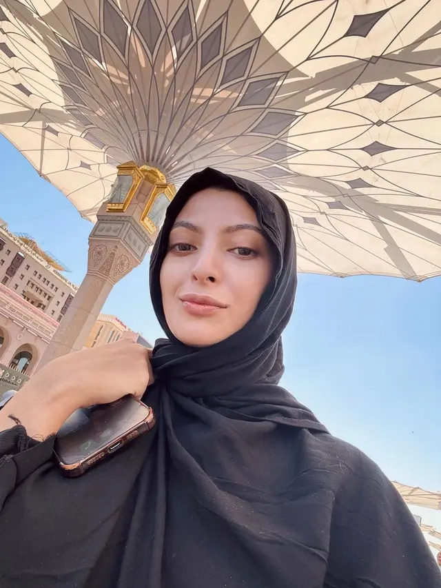 Tampilan Sarah Keihl Saat Ibadah Umroh Ini Banjir Pujian Warganet