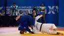 Atlet judo nomor pertandingan J2-73 Kg Putra asal Jawa Barat, Jaka Setiadi(kanan), melawan atlet judo asal Sumatera Utara, Sahrul Sulaiman, pada Pekan Paralimpiade Nasional (Peparnas) XVII di Swiss Belinn Hotel, Solo, Jawa Tengah, Selasa (8/10/2024). Jaka Setiadi berhasil meraih medali emas pada pertandingan tersebut. (PB PEPARNAS XVII/Andry Prasetyo)