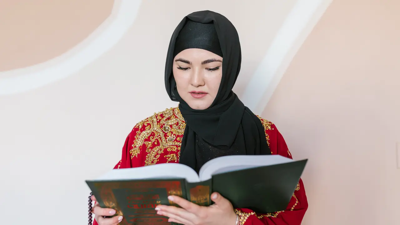 Ilustrasi Islami, muslimah, belajar dalil, hadis, ayat Al-Qur'an