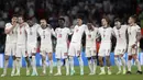 Reaksi para pemain Inggris saat adu penalti dengan Italia pada  pertandingan final Euro 2020 di Stadion Wembley, London, Inggris, Minggu (11/7/2021). Italia menang 3-2 lewat adu penalti usai bermain imbang 1-1 di waktu normal. (Carl Recine/Pool Photo via AP)