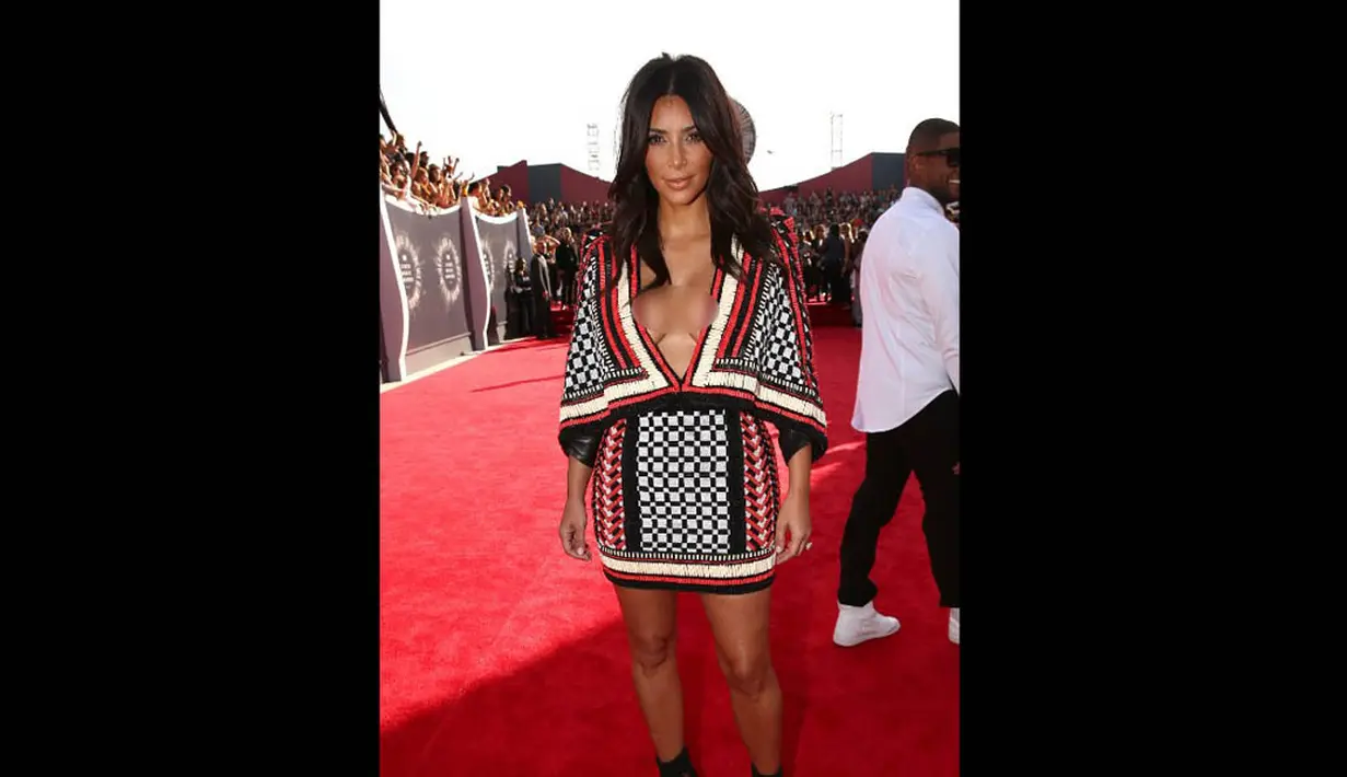 Kim Kardashian tampil berani di ajang penghargaan MTV VMA 2014 di California, Minggu (24/8/14). (Christopher Polk/Getty Images for MTV/AFP)