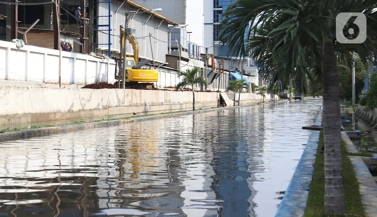 Banjir rob yang menggenangi kawasan Pelabuhan Perikanan Samudera Nizam Zachman, Muara Baru, Jakarta, Sabtu (6/11/2021). Banjir rob tersebut disebabkan karena naiknya permukaan air laut. (Liputan6.com/Herman Zakharia)