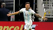 Penyerang Argentina Lautaro Martinez melakukan selebrasi usai mencetak gol ke gawang Meksiko dalam laga persahabatan di Alamodome, San Antonio, Texas, Amerika Serikat, Selasa (10/9/2019). Argentina menang 4-0 atas hattrick Lautaro Martinez. (Edward A. Ornelas/Getty Images North America/AFP)