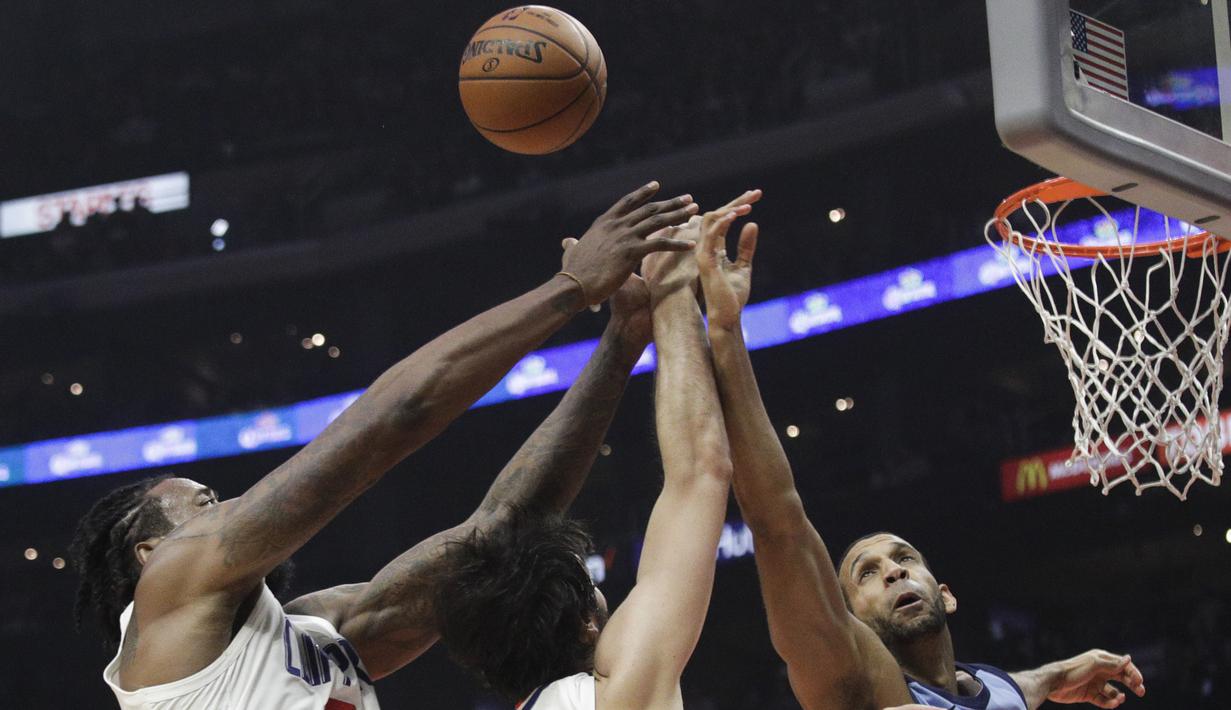 Pemain Memphis Grizzlies, Brandan Wright (kanan) berebut bola dengan para pemain Clippers pada laga NBA basketball game, di Staples Center, Los Angeles, (2/1/2018). Clippers menang 113-105. (AP/Jae C. Hong)