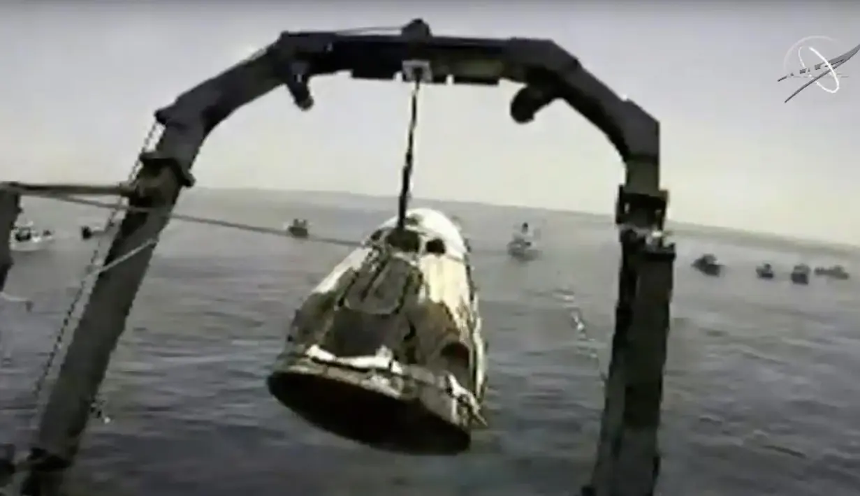 Tangkapan layar yang diambil dari NASA TV ini menunjukkan wahana antariksa Crew Dragon SpaceX "Endeavour" diangkat dari Teluk Meksiko ke atas geladak kapal penjemputan SpaceX, GO Navigator, di lepas pantai Pensacola, Florida, Amerika Serikat (AS) (2/8/2020). (Xinhua/NASA TV)