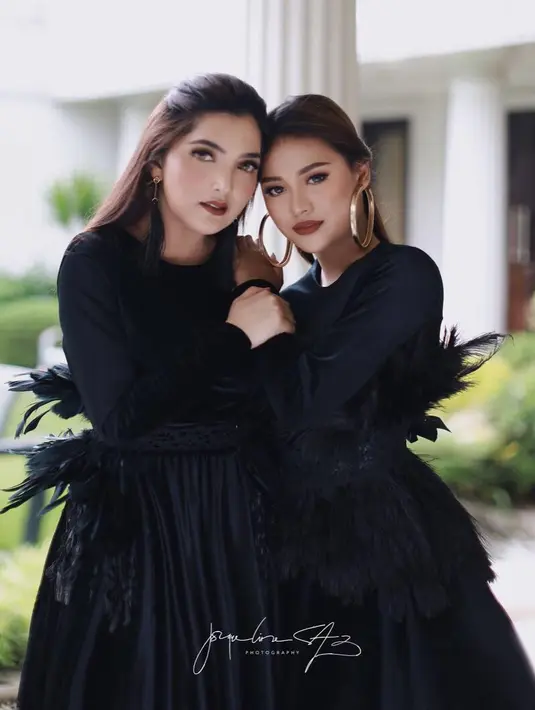 Lagi-lagi Ashanty dan Aurel tampil kompak dengan mengenakan busana warna hitam. "My other half," tulis Aurel sebagai keterangan foto. (Foto: instagram.com/aurelie.hermansyah)