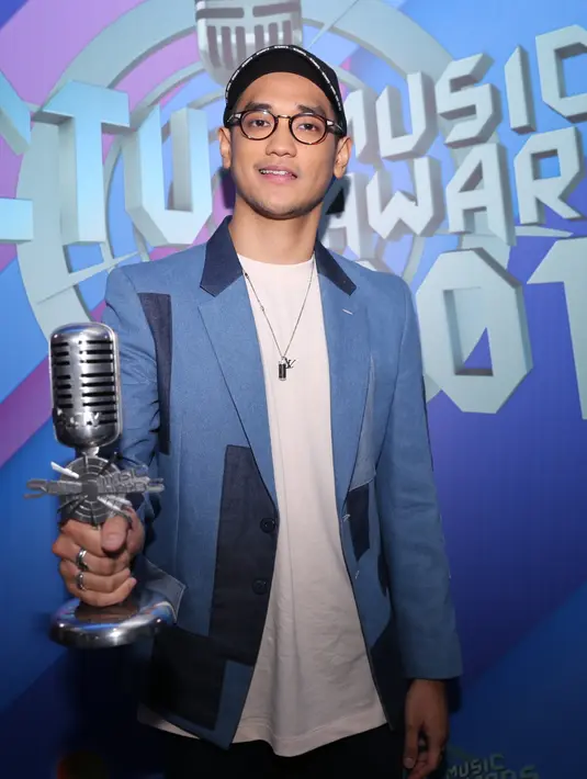 Seperti diketahui, kolaborasi tiga penyanyi tersebut mendapat sambutan luar biasa dari pencinta musik Tanah Air. Bahkan, paling cepat responnya. Tidak hanya dalam negeri tapi juga beberapa negara masuk Top 10 Chart. (Adrian Putra/Bintang.com)