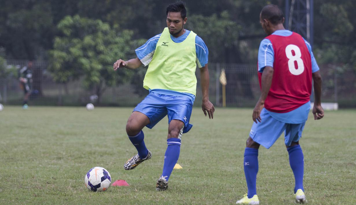 Bek Semen Padang, Saepuloh Maulana, berusaha melewati Nur Iskandar saat latihan jelang laga final Piala Jenderal Sudirman melawan Mitra Kukar di Lapangan Sutasom, Jakarta, Jumat (22/1/2016). (Bola.com/Vitalis Yogi Trisna)
