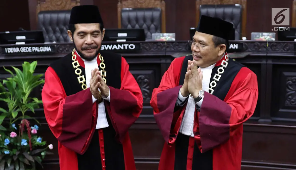 Ketua Mahkamah Konstitusi (MK) terpilih Anwar Usman (kiri) dan Wakil Ketua terpilih Aswanto usai acara pengucapan sumpah jabatan Ketua dan Wakil Ketua MK di gedung MK, Jakarta, Senin (2/4). (Liputan6.com/Immanuel Antonius)