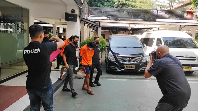 Ditresnarkoba Polda Metro Jaya mengungkap kasus rumah kontrakan yang diubah menjadi gudang penyimpanan narkotika jenis sabu dan pil ekstasi di wilayah Cilincing, Jakarta Utara