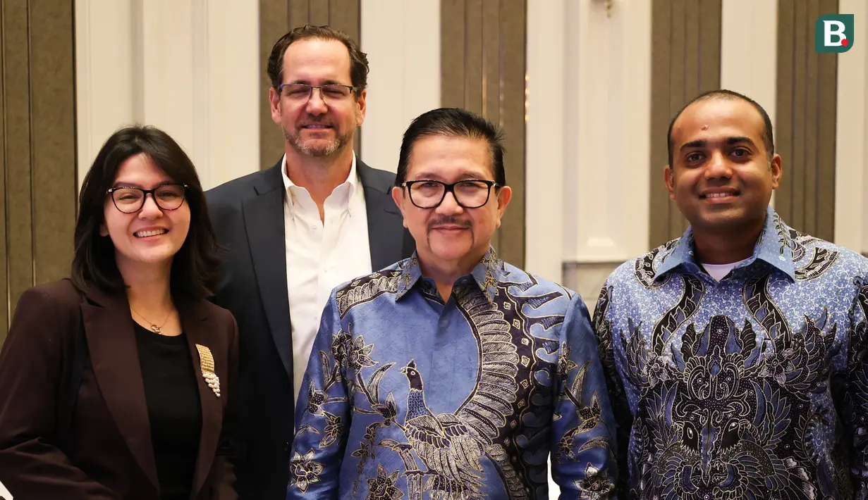 Waketum PSSI, Ratu Tisha (kiri) bersama dengan Presiden Direktur PT Freeport Indonesia, Tony Wenas (tengah) dan Presiden Direktur PT SKF Industrial Indonesia, Satheswaran Mayachandran (kanan) dalam acara pendatanganan MoU antara SKF dan PT Freeport Indonesia di Hotel LangHam, Jakarta pada Senin (26/5/2025).