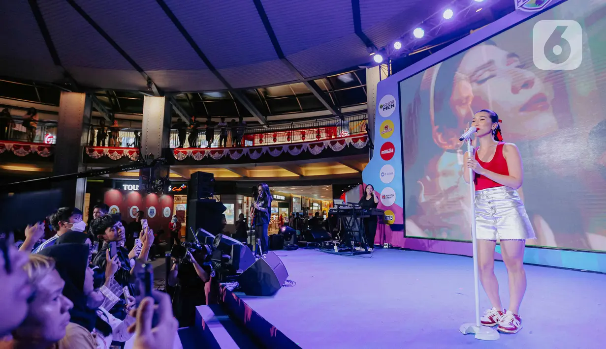 Musisi kenamaan Indonesia seperti Saykoji, Rumahsakit, Christie, Marion Jola, dan beberapa nama lain ikut meramaikan acara yang berlangsung sejak siang hari itu. (Liputan6.com/Faizal Fanani)