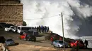 Warga berkumpul untuk menonton pertunjukan para peselancar dunia di Praia do Norte, Nazare,Portugal, (19/2/16). Peselancar asal Amerika Garrett McNamara pernah menakhlukan ombak setinggi 23.77 Meter. (REUTERS/Rafael Marchante)
