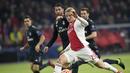 Aksi gelandang Ajax, Kasper Dolberg pada leg 1, 16 besar Liga Champions yang berlangsung di stadion Amsterdam Arena, Amsterdam, Kamis (14/2). Ajax kalah 1-2 kontra Real Madrid (AFP/Emmanuel Dunand)