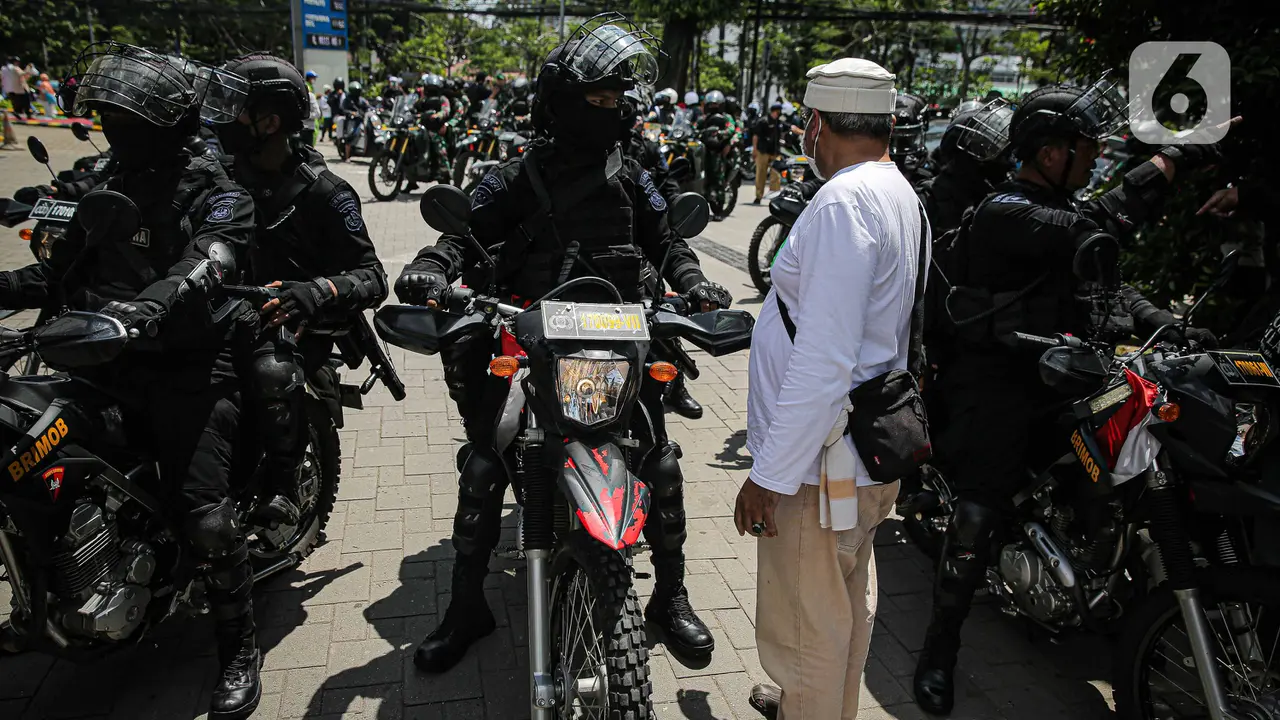 Aparat membubarkan peserta aksi reuni 212 di kawasan Jalan Abdul Muis